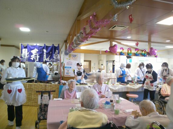 バレンタインデーということで、今年のテーマは“メイドカフェ”食堂の天井やテーブルをハートの飾りで可愛らしく。 職員がメイドの格好をすると、「可愛いね。」「似合っているよ。」と、利用者様が褒めてくれました。